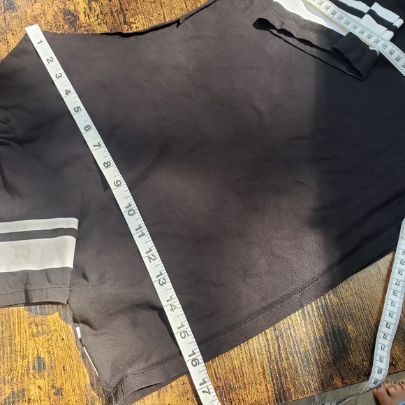 Small boat neck raw edge short sleeve crop top Global City - Picture 5 of 5